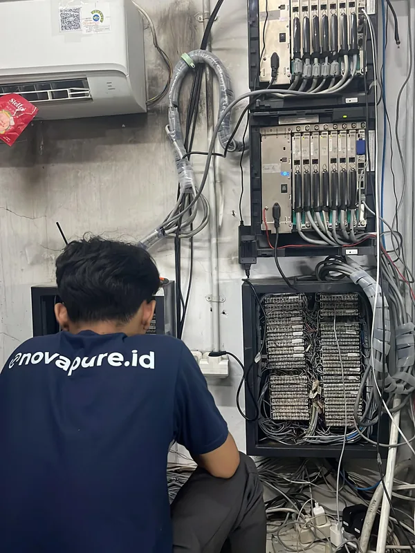Teknisi Nova Pure Tech menata ulang jalur instalasi PBX di RS Ummi Bogor